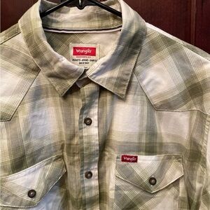 Wrangler Men’s Slim Fit Long Sleeve Woven Twill Shirt. Large , Green Plaid